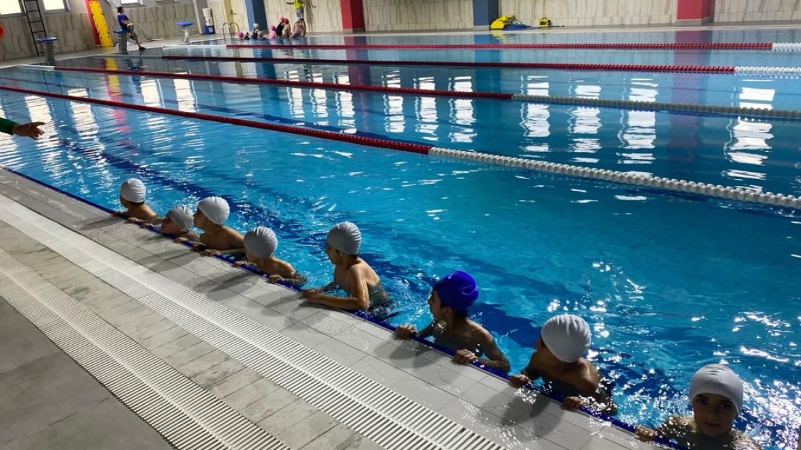 Okulumuz 3. ve 4. Sınıf öğrencileri ‘Yüzme Bilmeyen Kalmasın ‘ projesi kapsamında yüzme eğitimine katıldılar.